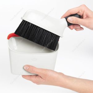 set-escobilla-y-pala-compacto-oxo-2.jpg